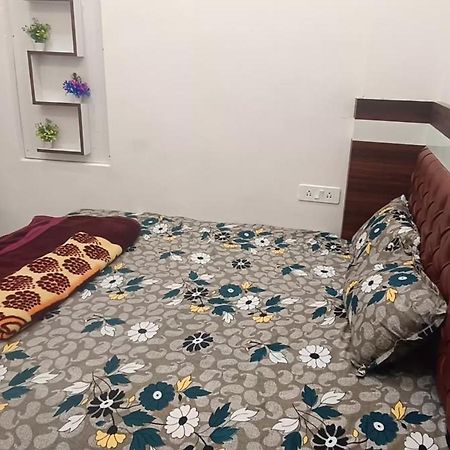 Goenka Home Stay Barsana Chhata Екстериор снимка