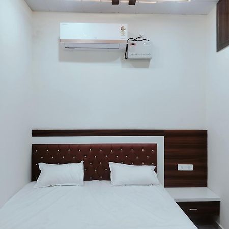 Goenka Home Stay Barsana Chhata Екстериор снимка