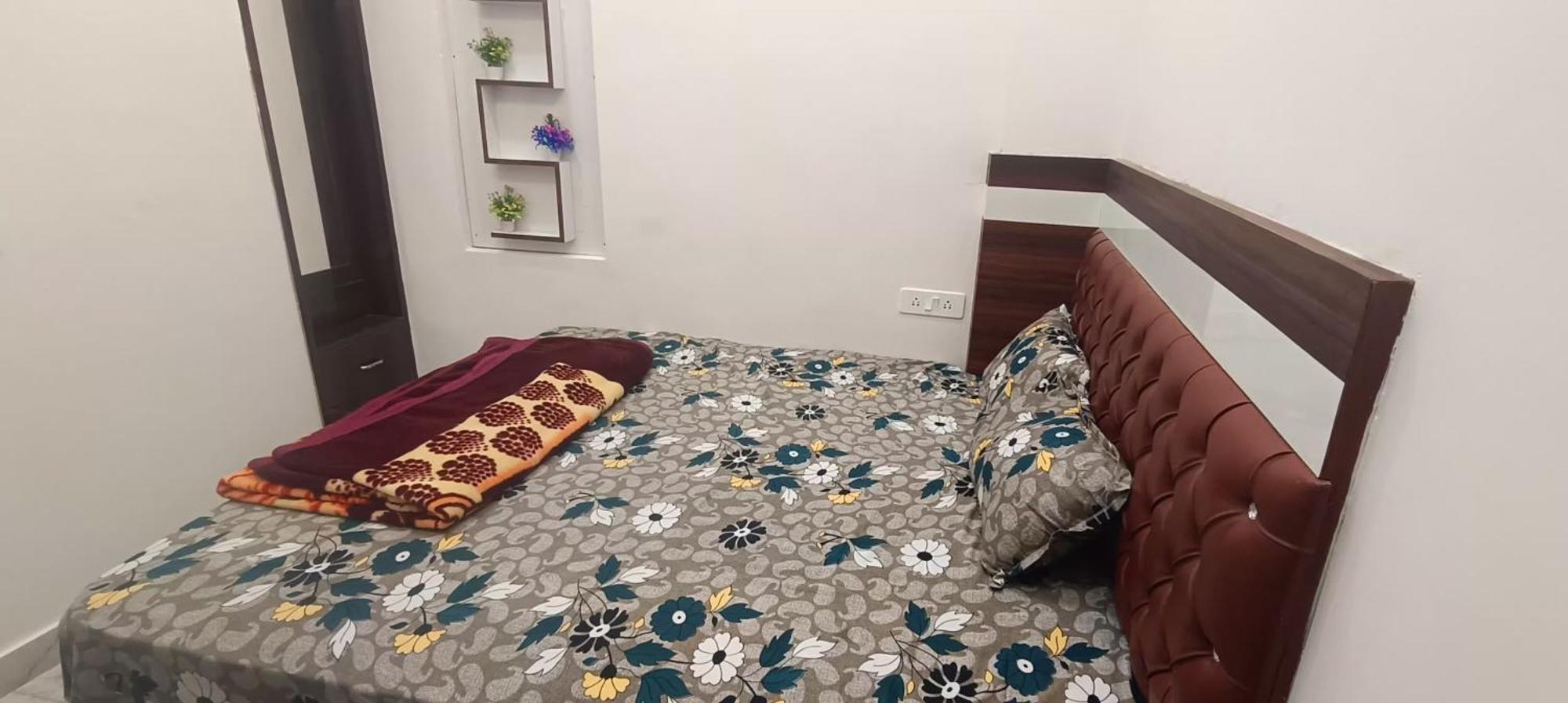 Goenka Home Stay Barsana Chhata Екстериор снимка