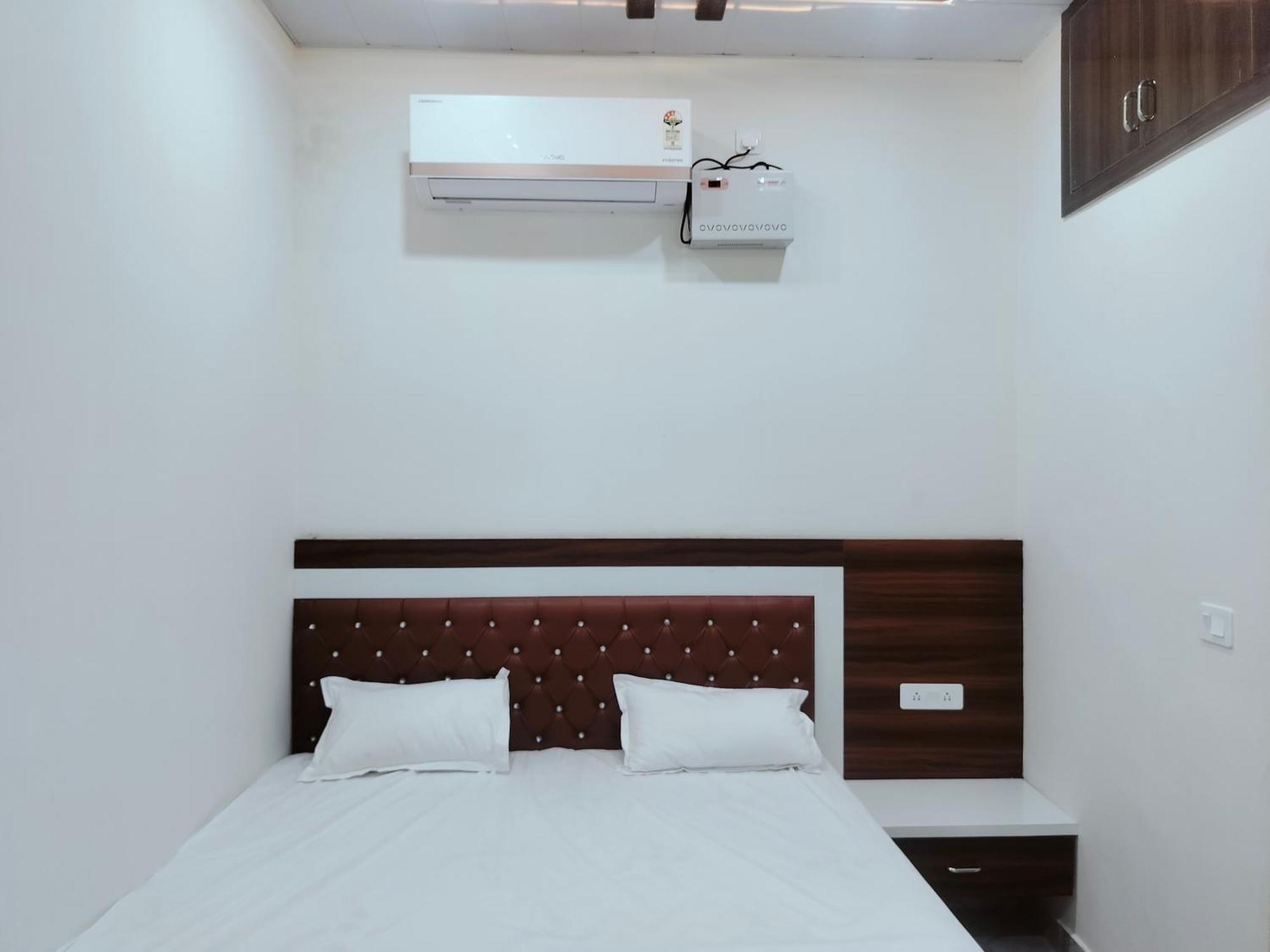 Goenka Home Stay Barsana Chhata Екстериор снимка